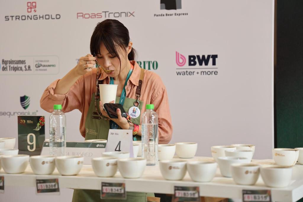 Un geisha lavado floral y dulce gana una competencia en Panamá e irá a una subasta mundial