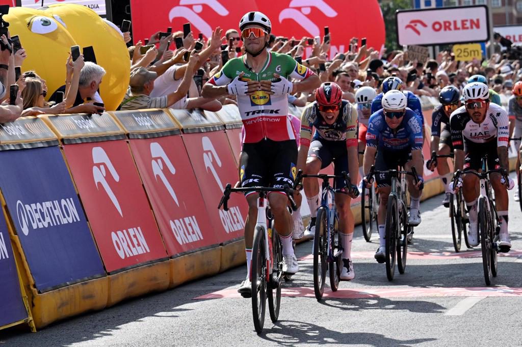 El italiano Jonathan Milan, ganador de la primera etapa del Tour de Polonia