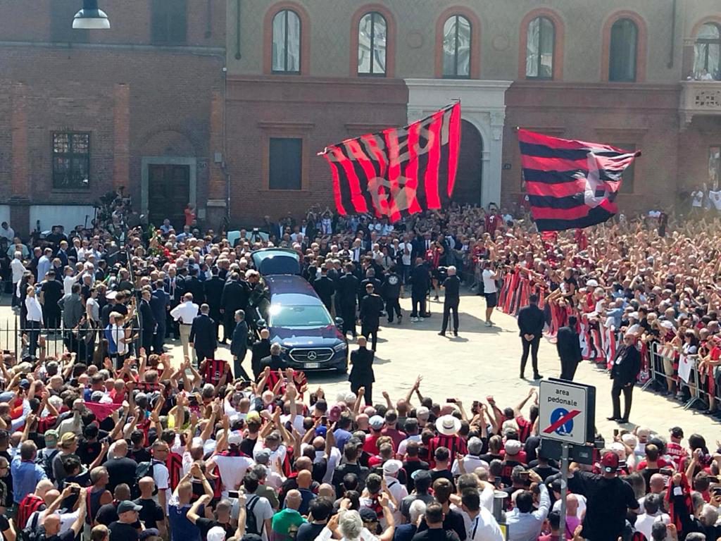 ‘Ciao capitano’: una multitud emocionada despide en Milán a Franco Baresi