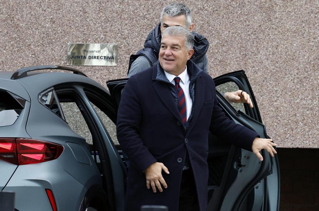 Laporta reaparece tras sus problemas de salud en la firma del contrato de Bisiwu