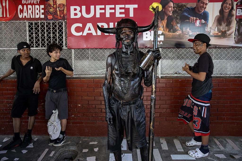 Los «diablitos negros» se rinden y bailan sumisos ante Santo Domingo de Guzmán en Managua