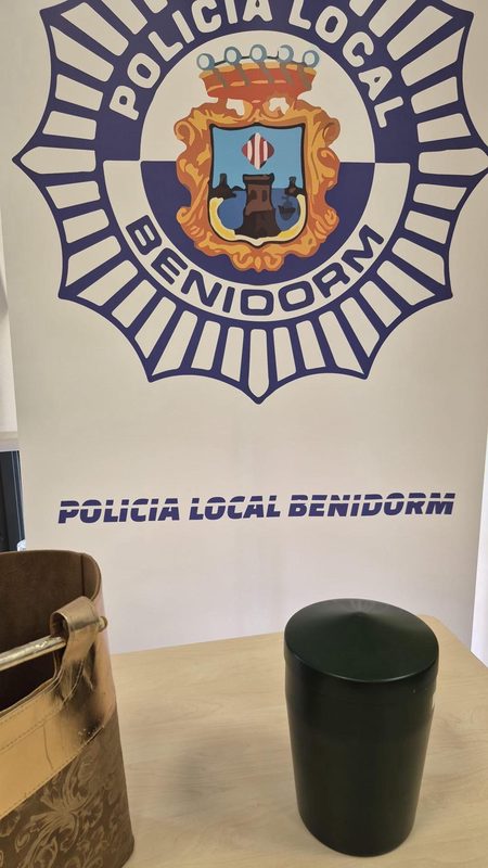 Devuelven a sus propietarios la urna con cenizas encontrada en un supermercado en Benidorm