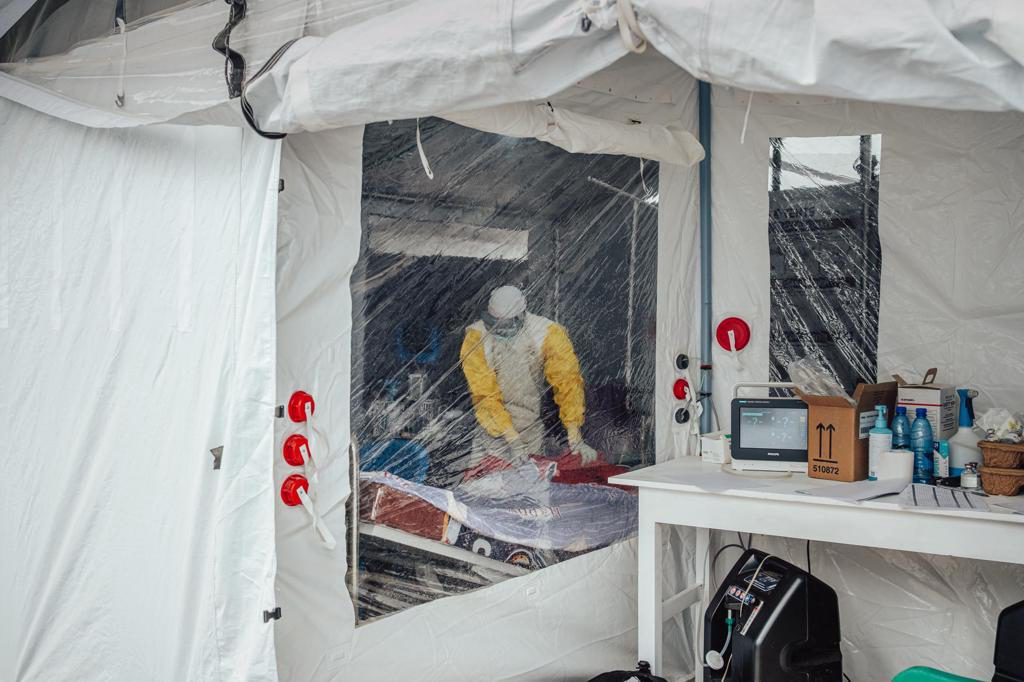 Desconfianza, ataques y sueldos atrasados: la difícil tarea de responder al brote de ébola