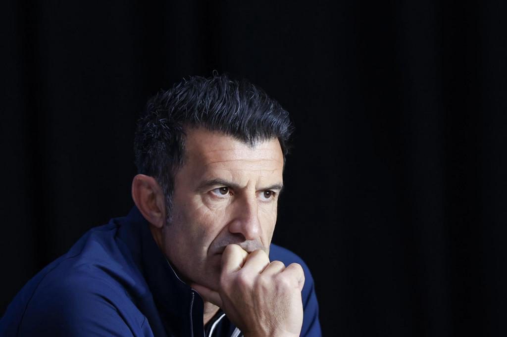 Figo pide la dimisión de Infantino: «Es el comportamiento más bajo y cobarde que he visto»