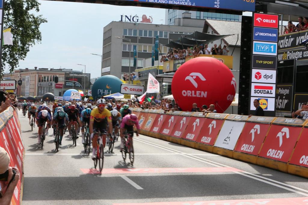 Jonathan Milan sigue dominando el Tour de Polonia con su tercer triunfo consecutivo