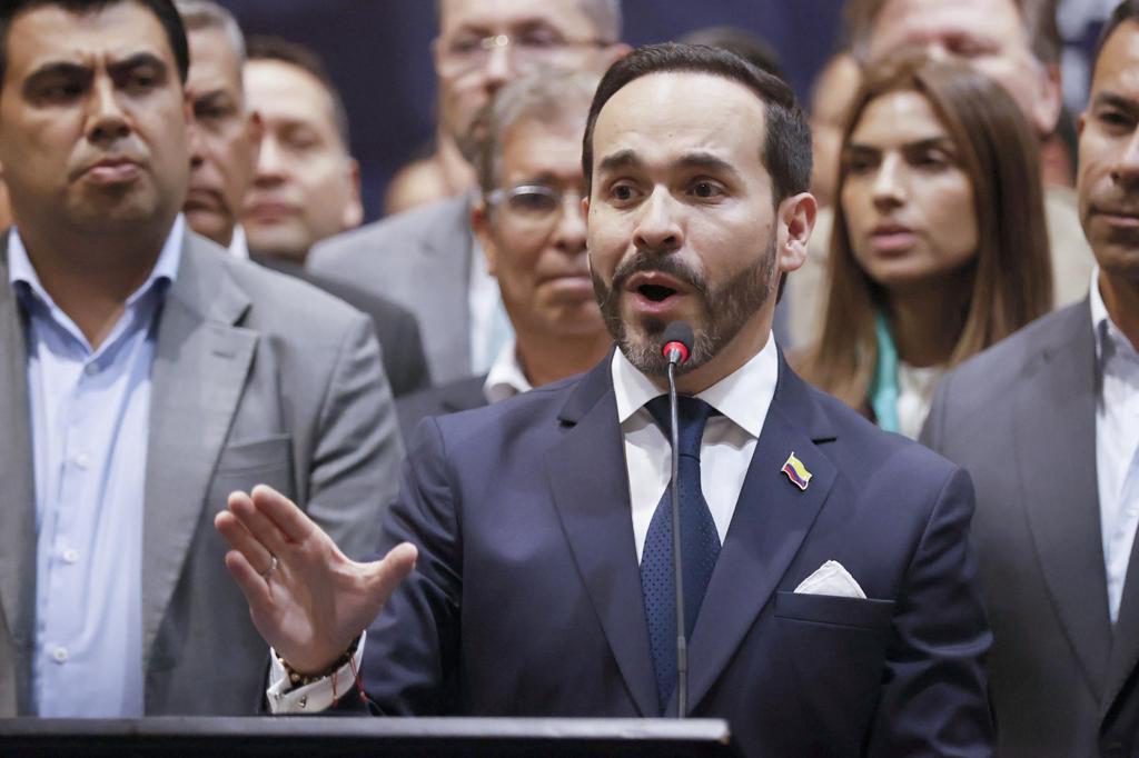 Abelardo de la Espriella recibe la banda presidencial que utilizará en su investidura