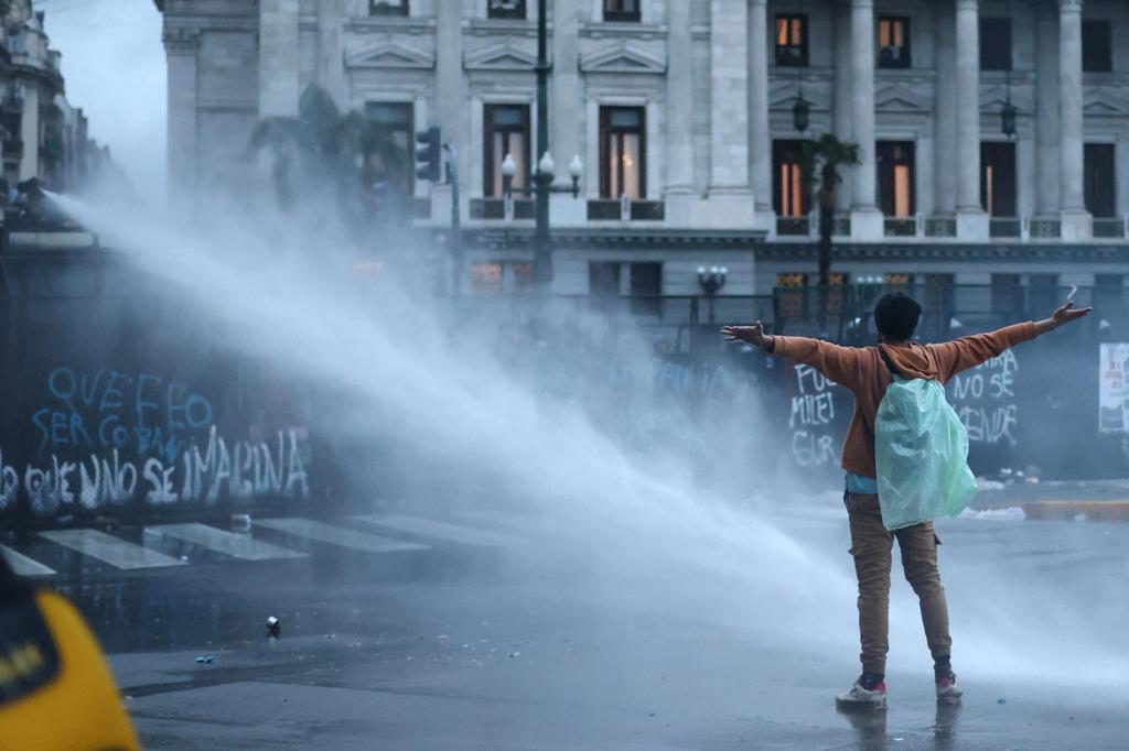 Protesta contra proyecto de Milei sobre propiedad privada termina con represión policial