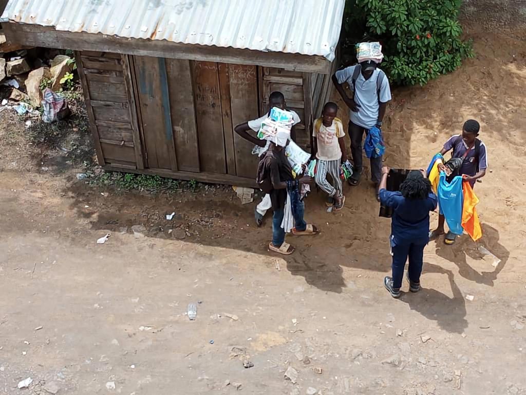 Migrantes de Honduras, Cuba y Ecuador acusan a EE.UU. de deportarlos a África por sorpresa