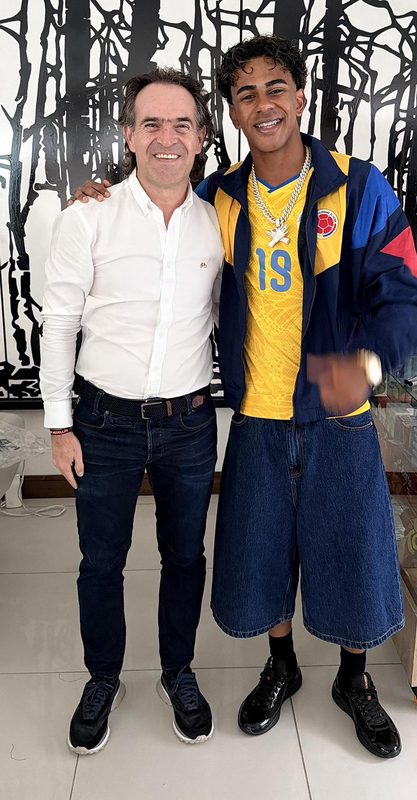 Lamine Yamal viste la camiseta amarilla de Colombia en la Feria de las Flores de Medellín