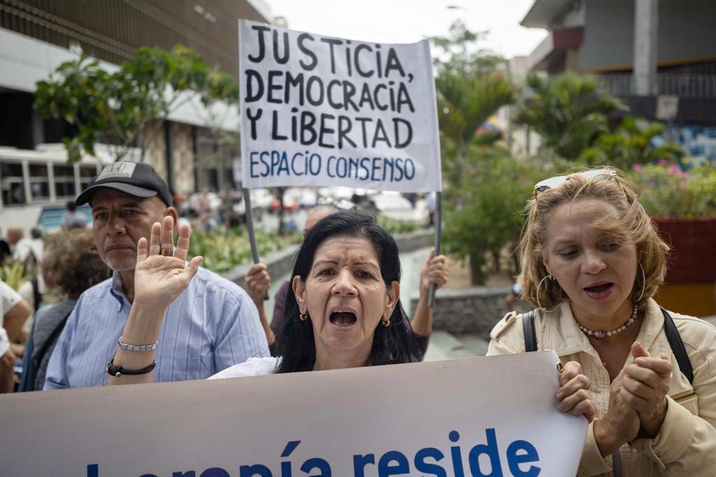 Activistas piden a mesa de diálogo elección «inmediata» de nuevo ente electoral venezolano