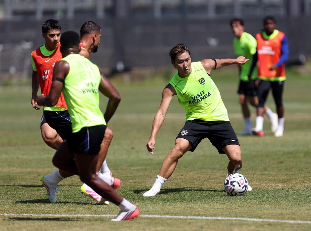 El Atleti completa su primer entreno en Seúl y se da un baño de masas con los aficionados
