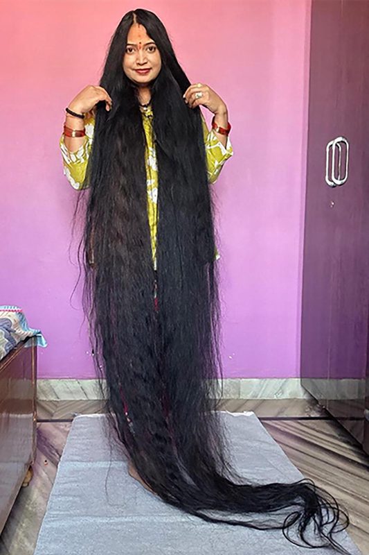 Una mujer india bate el récord Guinness de la melena más larga del mundo con casi 3 metros