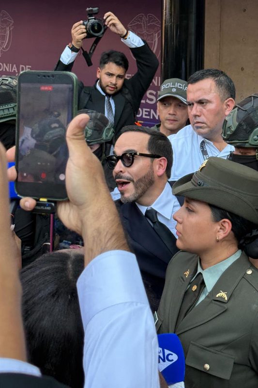 Sesión de investidura presidencial en Colombia se reanuda con llegada de De la Espriella