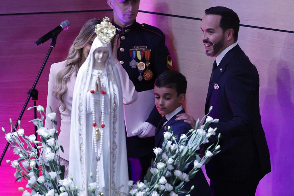 La religión irrumpe en la investidura del presidente colombiano, Abelardo de la Espriella