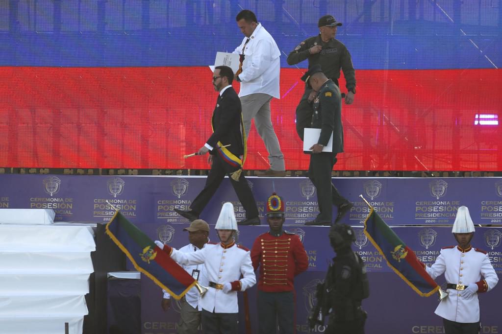 De la Espriella recibe honores militares y reconocimiento como comandante supremo