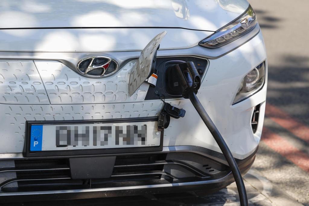 Sustituir un vehículo de combustión por un eléctrico beneficia al clima, aunque esté nuevo