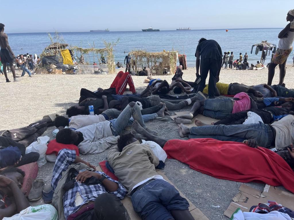 Playa del Trampolín de Ceuta, campamento improvisado donde 1.500 migrantes rehacen su vida