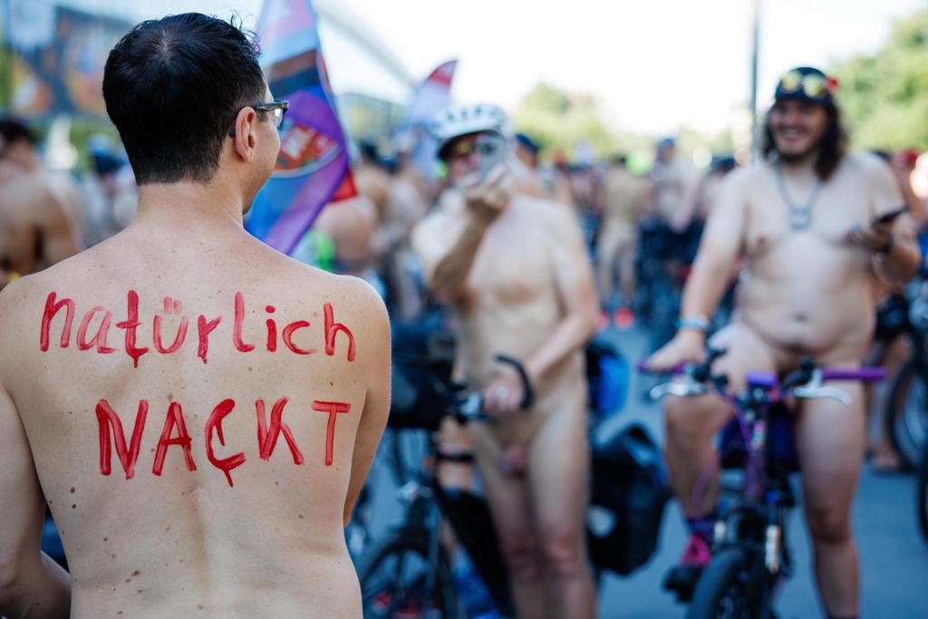 Quinientos ciclistas desnudos recorren Berlín para promover el nudismo