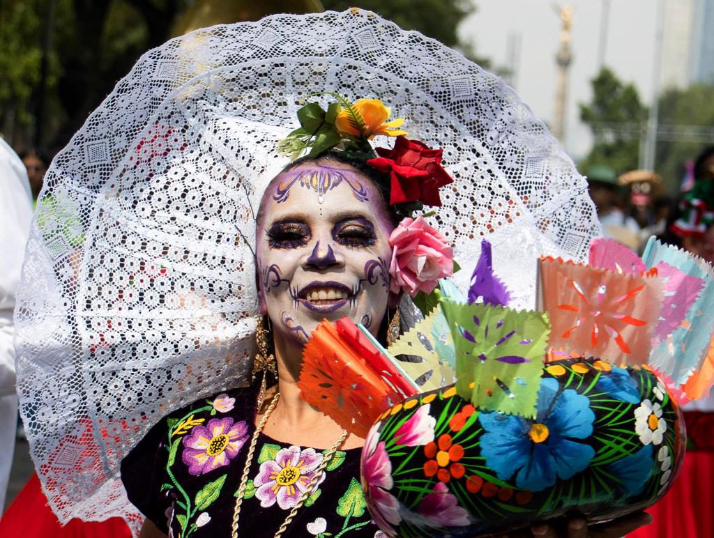 Miles de indígenas toman las calles de la Ciudad de México con cultura y demandas