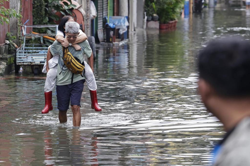 Doce muertos y ocho desaparecidos tras lluvias monzónicas y dos ciclones en Filipinas