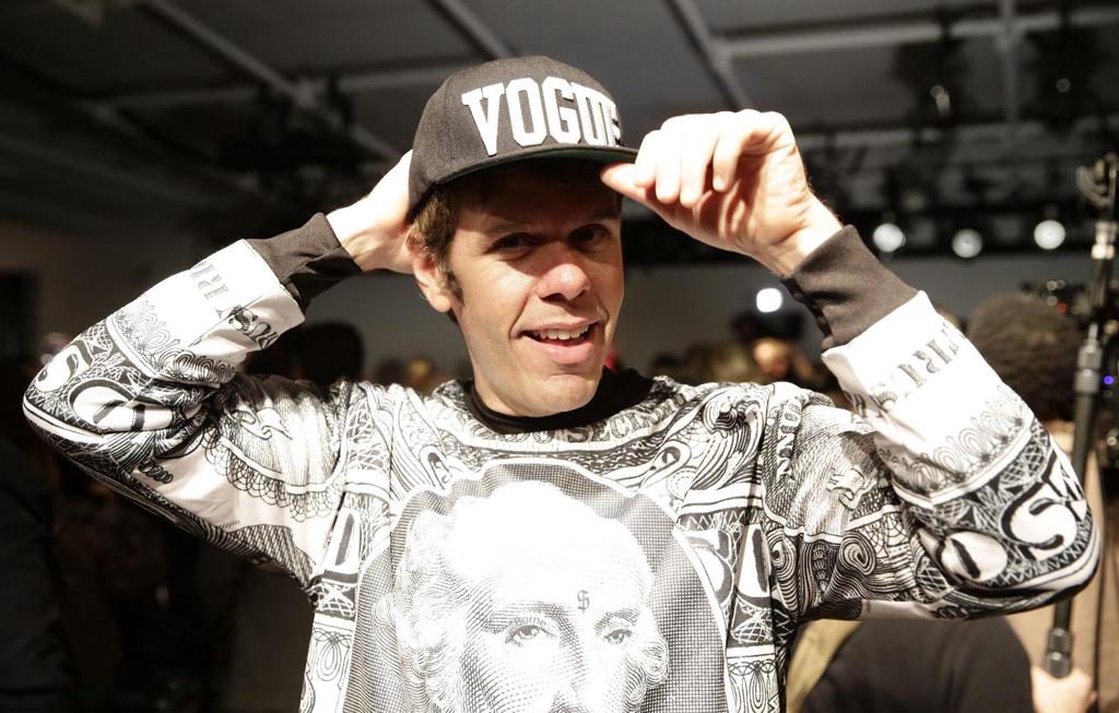 El bloguero Perez Hilton sigue grave y necesitará cirugía tras herirse durante un directo