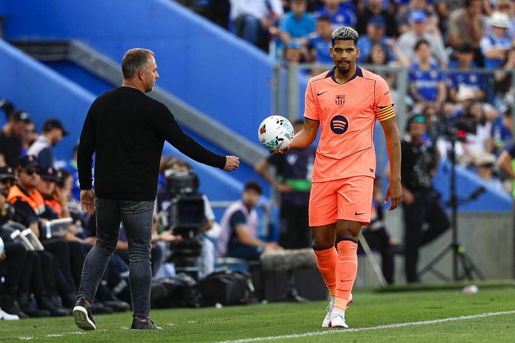 Araujo, cedido al Liverpool por una temporada con una opción de compra de 55 millones