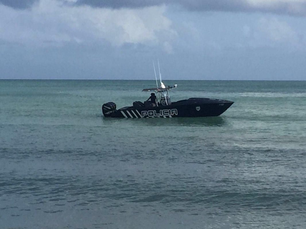 Embarcación con dos adultos y un menor se vuelca cerca de la costa de Río Grande