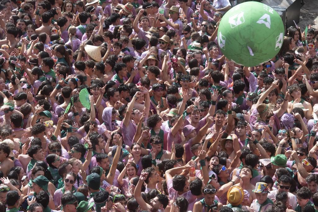 El cohete de San Lorenzo desata en Huesca una semana de albahaca, charangas y tradición