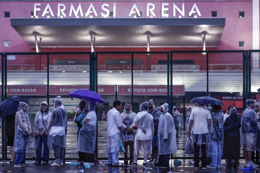 Cientos de brasileños desafían la lluvia para ver a Rosalía en Río de Janeiro