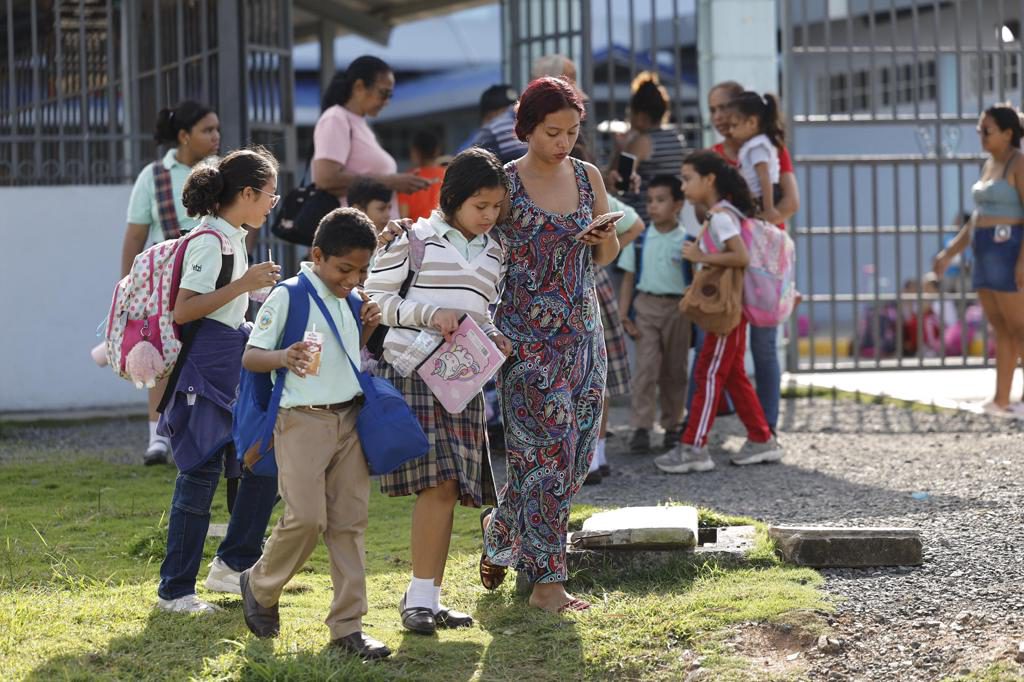 Evacúan edificios y hospitales en Panamá por fuerte sismo con epicentro en Colombia