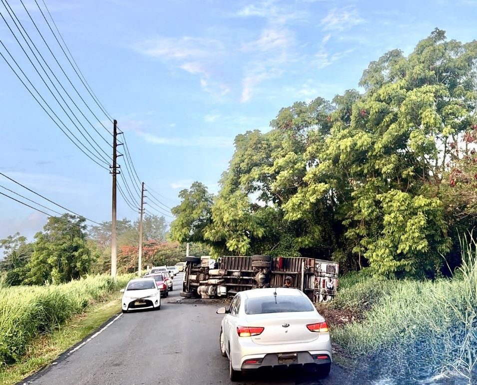 Accidente con camión volcado en Humacao