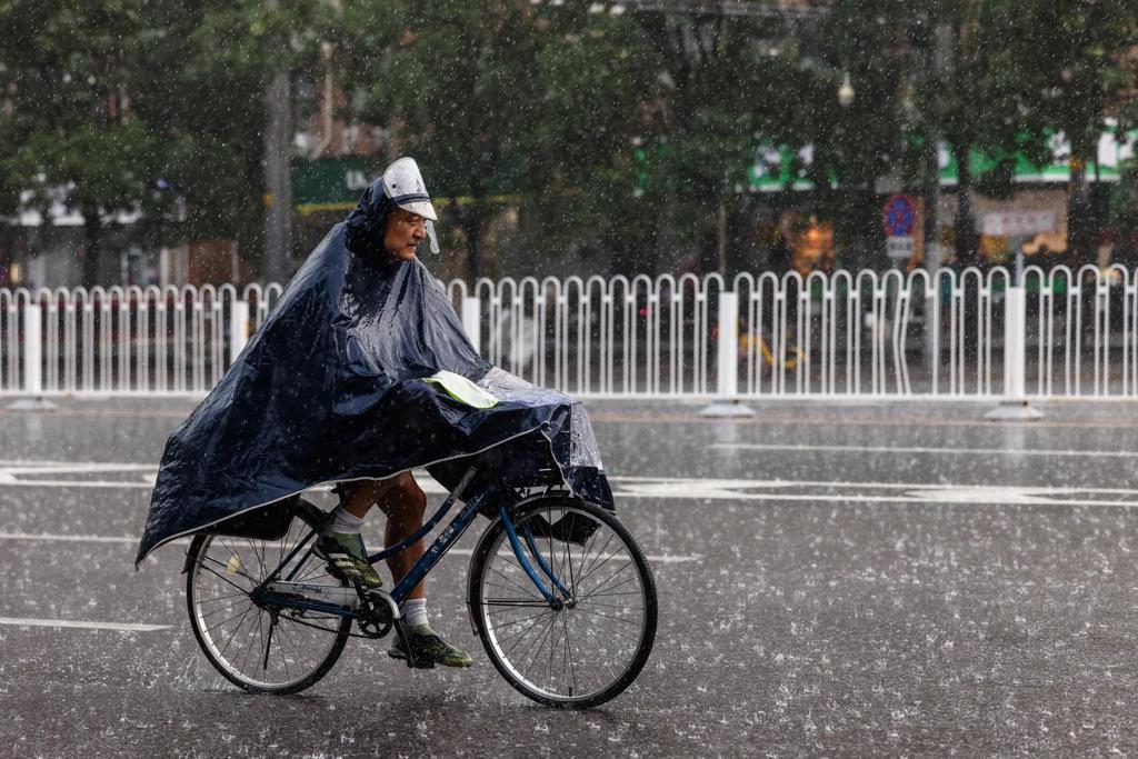 Pekín se prepara para fuertes lluvias por los restos del tifón Dolphin