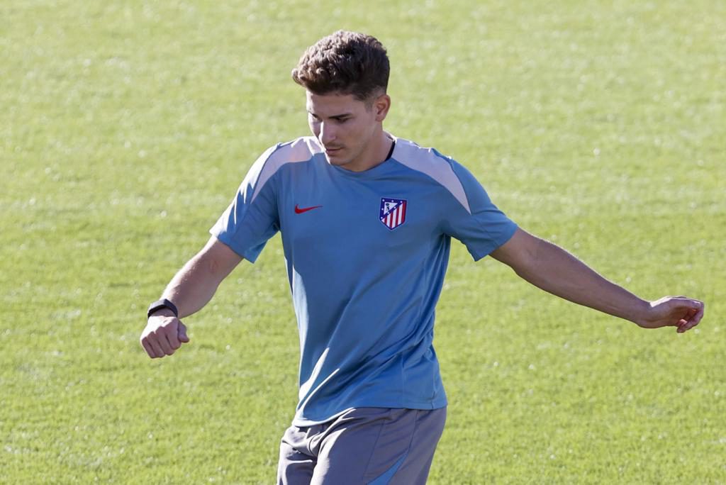 Julián Álvarez acude a Majadahonda y sigue el plan de trabajo previsto con el Atlético