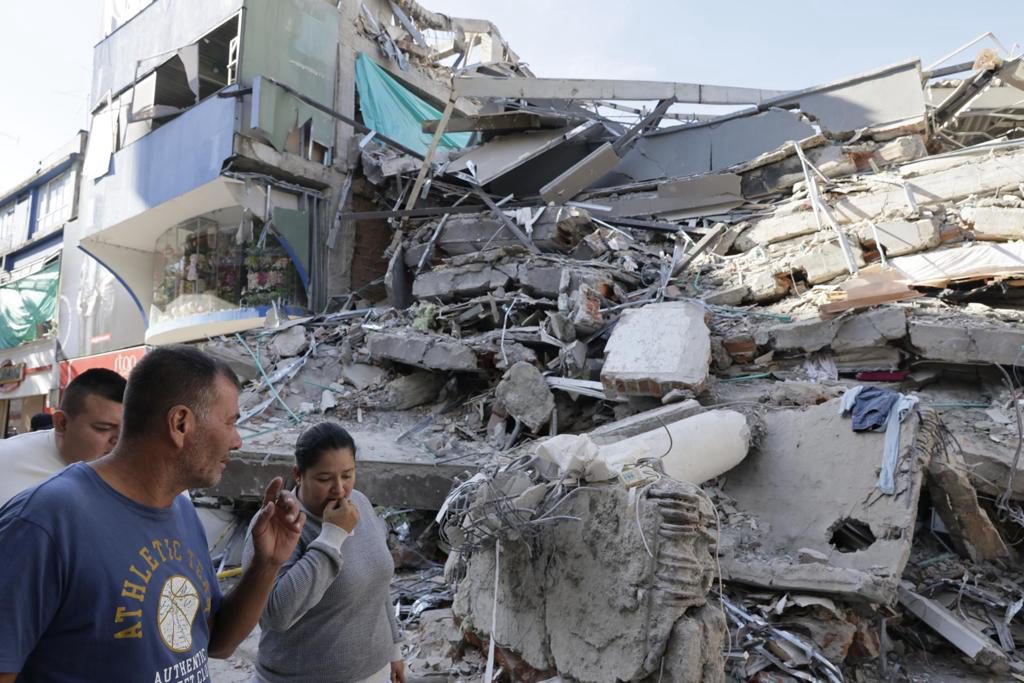 Colombianos buscan a desaparecidos por el terremoto con ayuda de medios y redes sociales