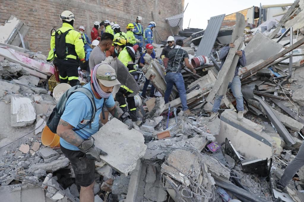 Al menos 240 muertos en cuatro regiones de Colombia por el terremoto