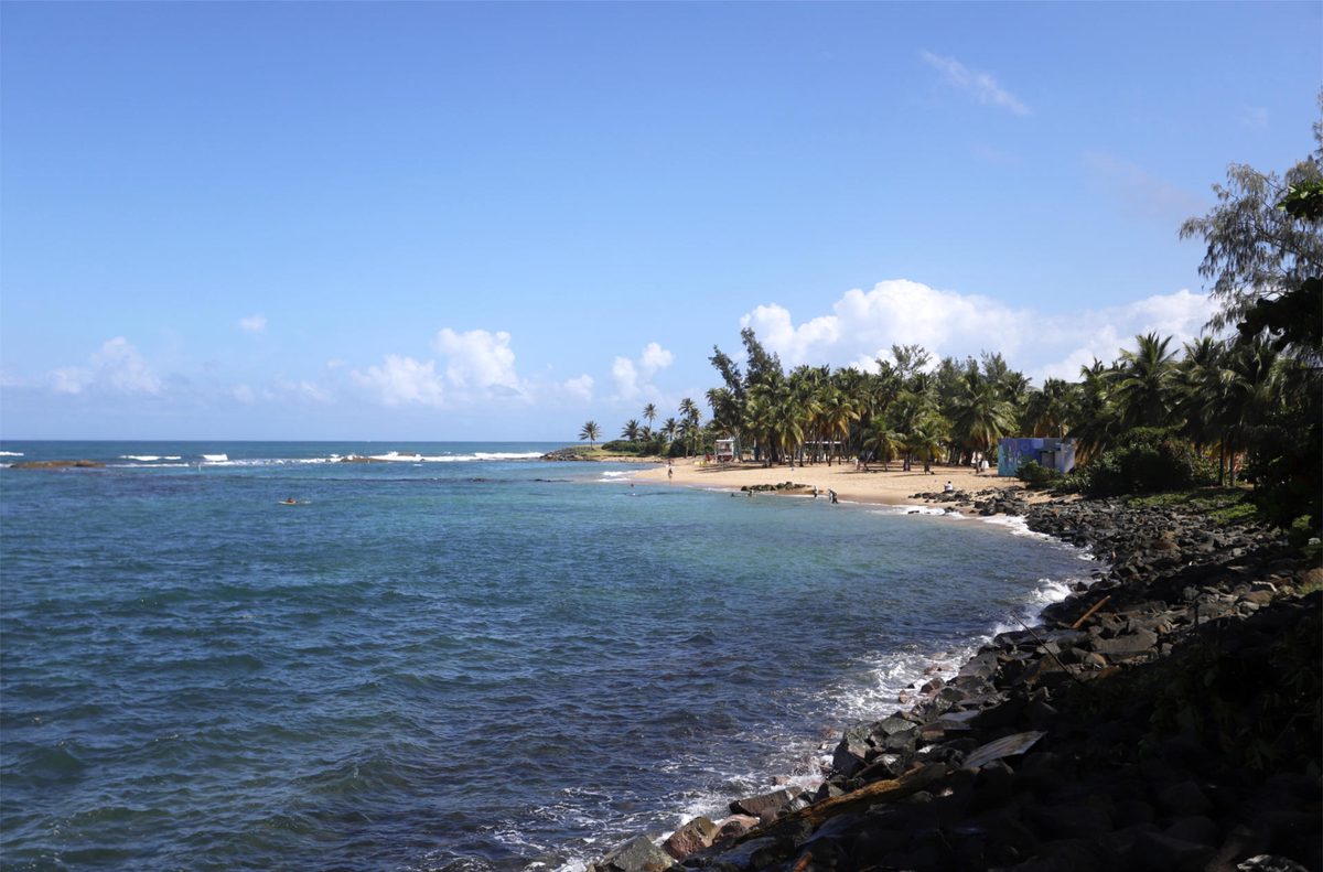 Buscan a hombre arrastrado por las corrientes en Ocean Park