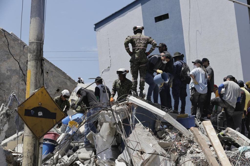 Búsqueda contrarreloj entre los escombros un día después del fuerte terremoto en Colombia