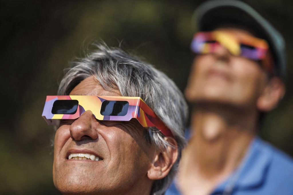 Comienza el eclipse solar en el mar de Bering