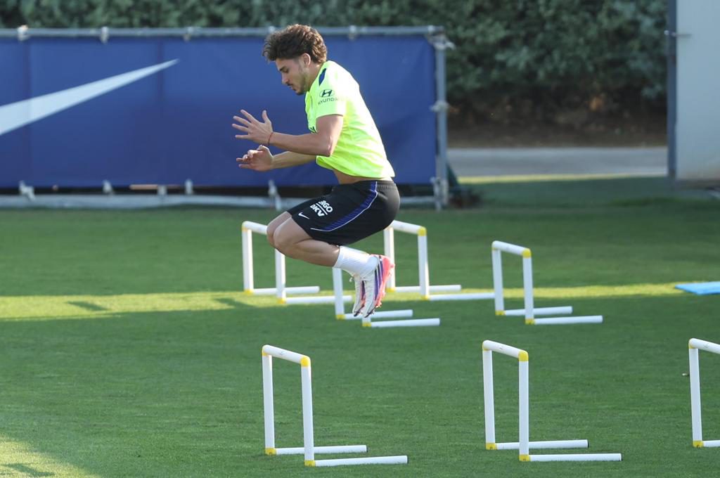 Julián Álvarez vuelve a entrenar con el Atlético y se incorpora a la dinámica de grupo