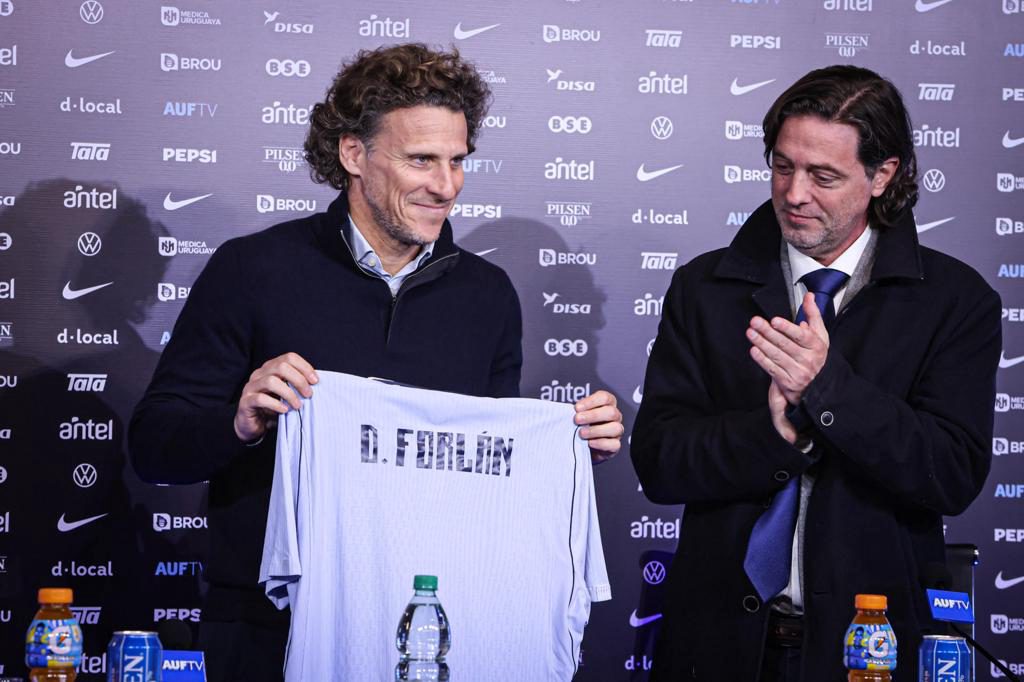 Diego Forlán abre las puertas de la selección a Luis Suárez: «¿Por qué no?»