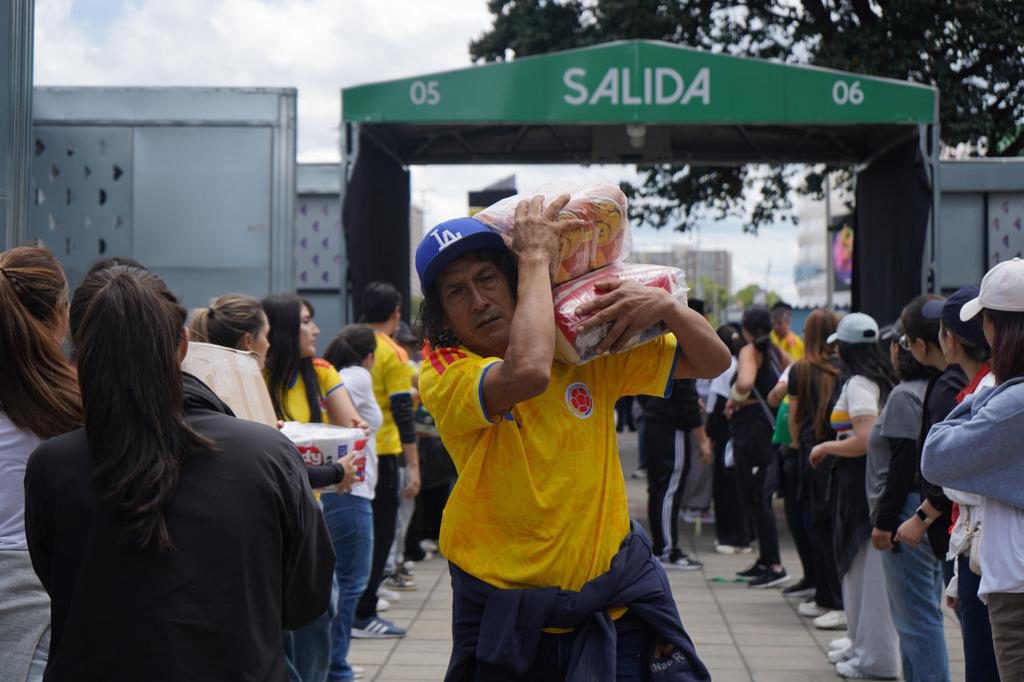 Voluntarios reúnen ayuda en El Campín de Bogotá para las víctimas del terremoto