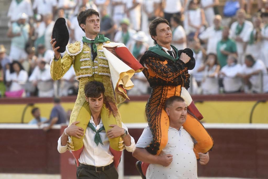 Roca Rey y Cristiano Torres salen por la puerta grande