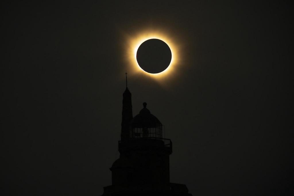 Las nubes no apagan la emoción: medio centenar de ciegos ‘escuchan’ el eclipse en A Coruña
