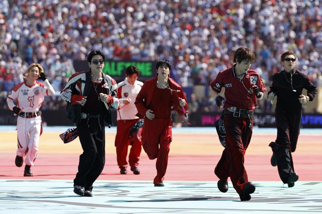 V, de BTS, revela un grave problema de audición en medio de su gira mundial