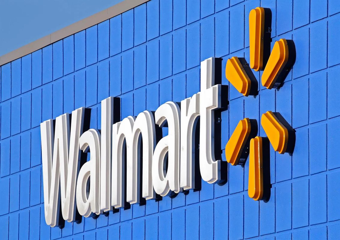 Denuncian robo en estacionamiento de Walmart 