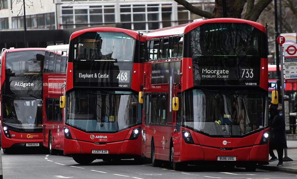 Chóferes de Londres inician una huelga por tener que conducir «autobuses abrasadores»
