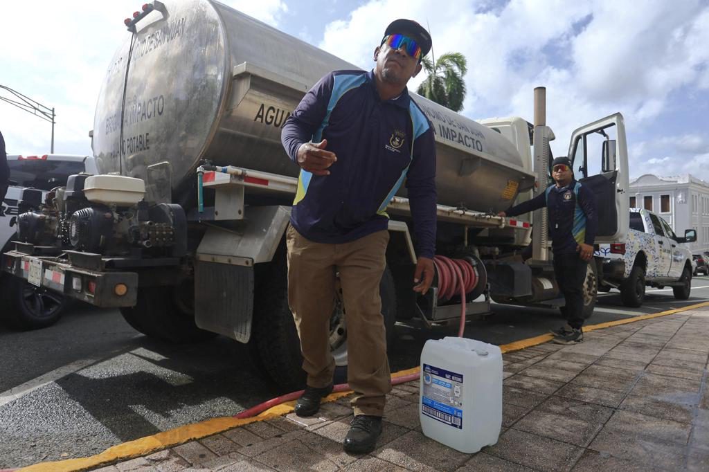 Entregan 60 cisternas a afectados por la sequía en Loíza, Canóvanas, Juncos y Cidra