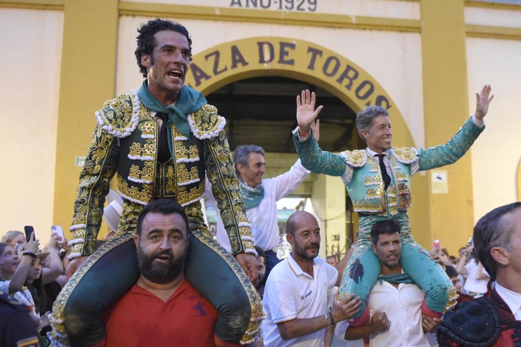 Escribano y Morenito de Aranda salieron por la puerta grande