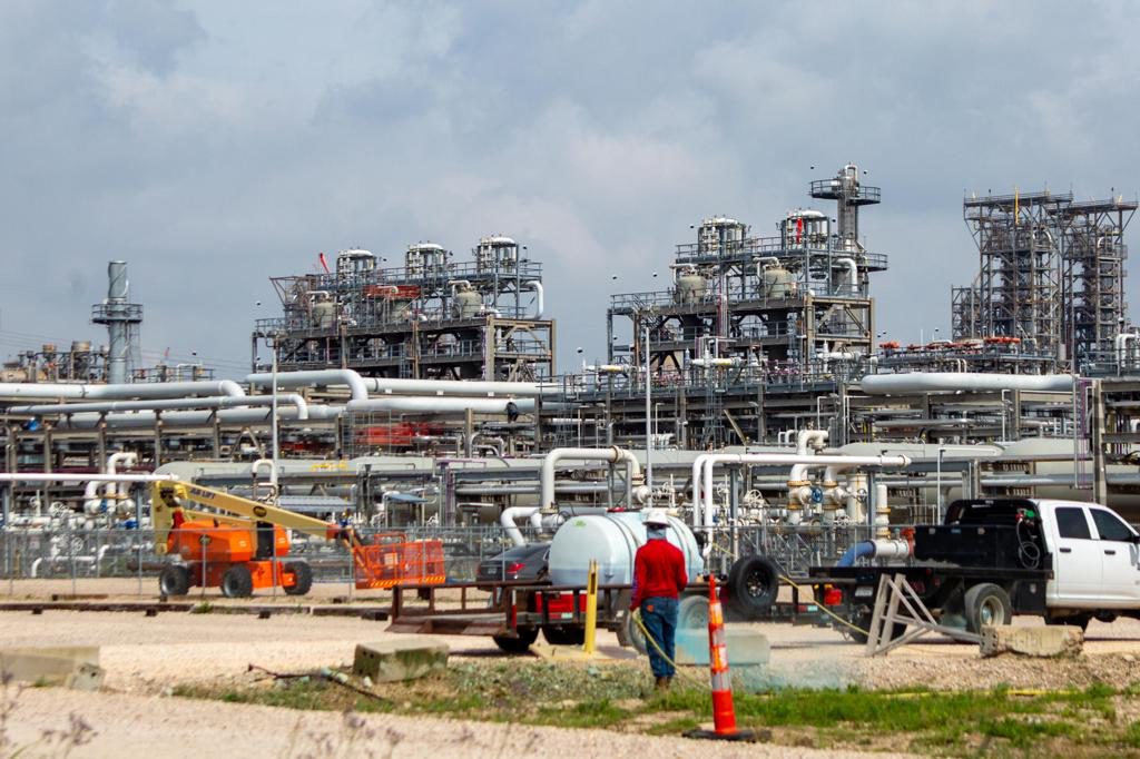 El barril de brent pierde un 2,14 % y cierra en 87,07 dólares