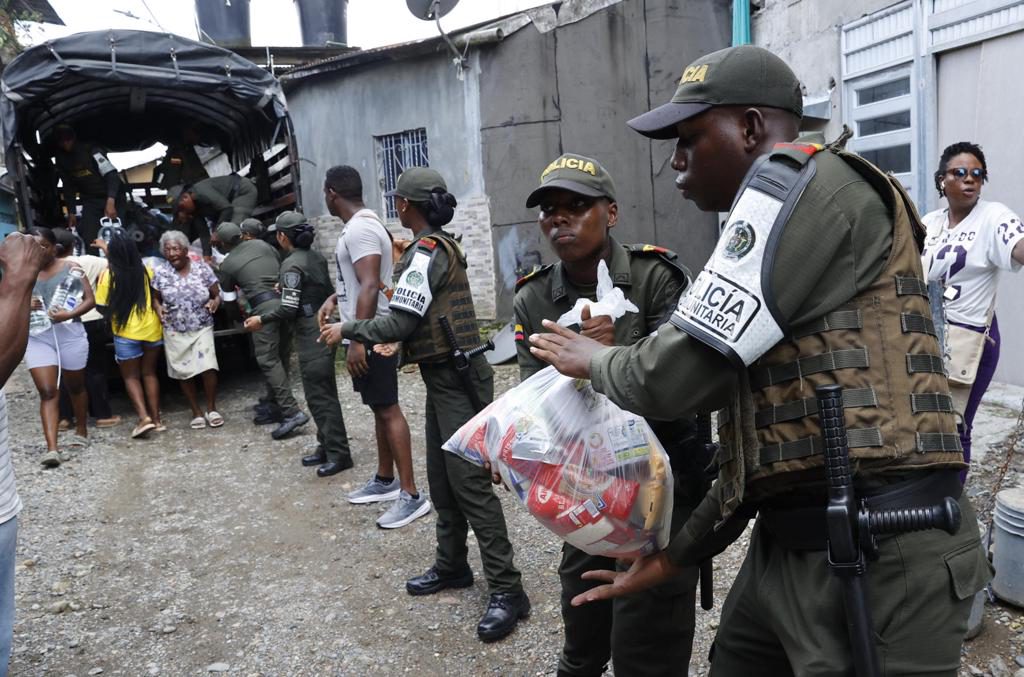 Ayuda humanitaria, incluida la del futbolista Jhon Arias, llega a víctimas del terremoto